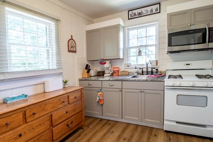 Large, Farmhouse Style Cottage near Lake Cumberland State Resort Park, Perfect for a Kentucky Summer Holiday - Columbia, Kentucky - glamping.directory