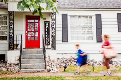 Large, Farmhouse Style Cottage near Lake Cumberland State Resort Park, Perfect for a Kentucky Summer Holiday - Columbia, Kentucky - glamping.directory