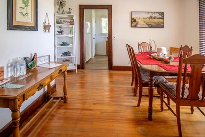 Large, Farmhouse Style Cottage near Lake Cumberland State Resort Park, Perfect for a Kentucky Summer Holiday - Columbia, Kentucky - glamping.directory