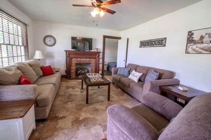 Large, Farmhouse Style Cottage near Lake Cumberland State Resort Park, Perfect for a Kentucky Summer Holiday - Columbia, Kentucky - glamping.directory