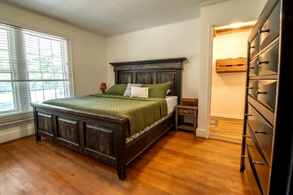 Large, Farmhouse Style Cottage near Lake Cumberland State Resort Park, Perfect for a Kentucky Summer Holiday - Columbia, Kentucky - glamping.directory