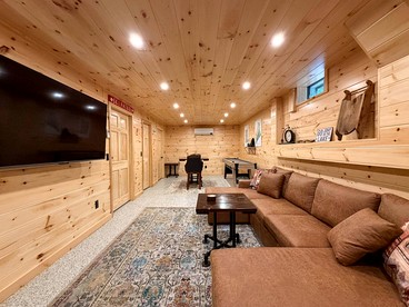 Modern Cabin Getaway Near Pequawket Pond in Conway, New Hampshire - Conway, New Hampshire - glamping.directory
