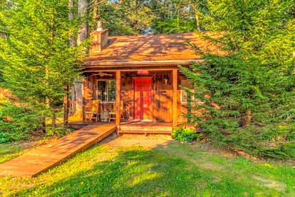 Traditional Wooden Cabin Rental in the Poconos, Pennsylvania - Canadensis, Pennsylvania - glamping.directory