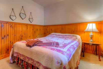Traditional Wooden Cabin Rental in the Poconos, Pennsylvania - Canadensis, Pennsylvania - glamping.directory