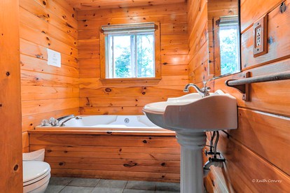 Traditional Wooden Cabin Rental in the Poconos, Pennsylvania - Canadensis, Pennsylvania - glamping.directory
