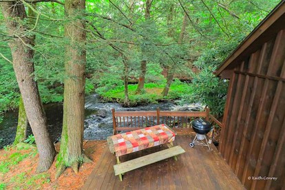 Traditional Wooden Cabin Rental in the Poconos, Pennsylvania - Canadensis, Pennsylvania - glamping.directory