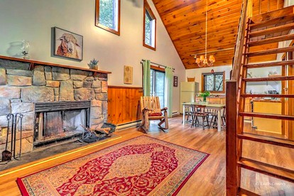 Traditional Wooden Cabin Rental in the Poconos, Pennsylvania - Canadensis, Pennsylvania - glamping.directory