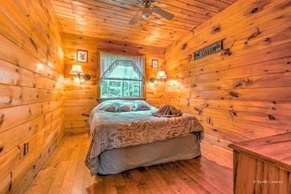 Traditional Wooden Cabin Rental in the Poconos, Pennsylvania - Canadensis, Pennsylvania - glamping.directory