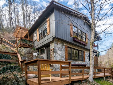 Three-Bedroom Luxury Vacation Rental next to a Cascading Waterfall near Chimney Rock, North Carolina - glamping.directory