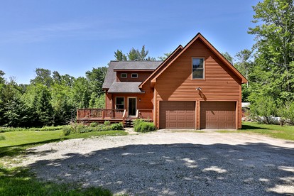 Pet-Friendly Cabin in the Heart of Vermont's Ski Country with Hot-Tub and Private Deck to Enjoy the Views of Pico Mountain - Mendon, Vermont - glamping.directory