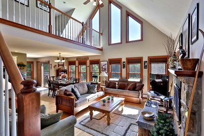 Pet-Friendly Cabin in the Heart of Vermont's Ski Country with Hot-Tub and Private Deck to Enjoy the Views of Pico Mountain - Mendon, Vermont - glamping.directory