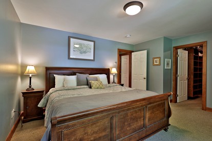 Pet-Friendly Cabin in the Heart of Vermont's Ski Country with Hot-Tub and Private Deck to Enjoy the Views of Pico Mountain - Mendon, Vermont - glamping.directory