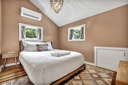 Exquisite Cabin with Amazing Interior and Exterior in Sarahsville, Ohio - Sarahsville, Ohio - glamping.directory