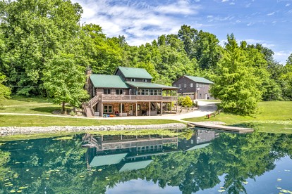 Exquisite Cabin with Amazing Interior and Exterior in Sarahsville, Ohio - Sarahsville, Ohio - glamping.directory