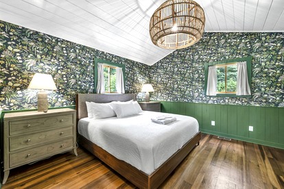 Exquisite Cabin with Amazing Interior and Exterior in Sarahsville, Ohio - Sarahsville, Ohio - glamping.directory