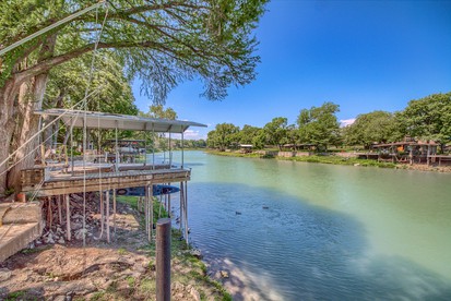 New Braunfels Cottage Rental on the Lake Dunlap for a Perfect Texas Glamping Family Getaway - New Braunfels, Texas - glamping.directory