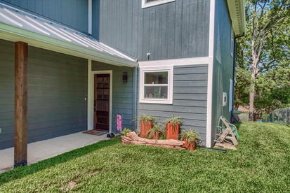 New Braunfels Cottage Rental on the Lake Dunlap for a Perfect Texas Glamping Family Getaway - New Braunfels, Texas - glamping.directory