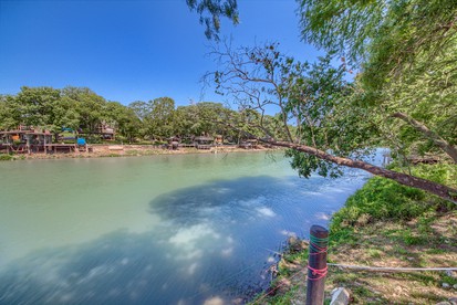 New Braunfels Cottage Rental on the Lake Dunlap for a Perfect Texas Glamping Family Getaway - New Braunfels, Texas - glamping.directory