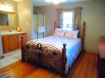 Spacious Vacation Rental for Large Groups on the Edge of Hoosier National Forest, Indiana - French Lick , Indiana - glamping.directory