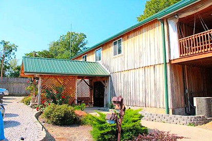 Spacious Vacation Rental for Large Groups on the Edge of Hoosier National Forest, Indiana - French Lick , Indiana - glamping.directory
