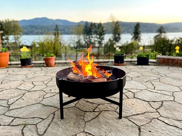 Fantastic Cottage with Stunning Lake Views and Theater Room in Washington - Bellingham, Washington - glamping.directory