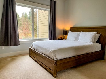 Fantastic Cottage with Stunning Lake Views and Theater Room in Washington - Bellingham, Washington - glamping.directory