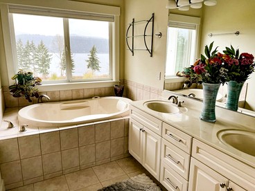 Fantastic Cottage with Stunning Lake Views and Theater Room in Washington - Bellingham, Washington - glamping.directory