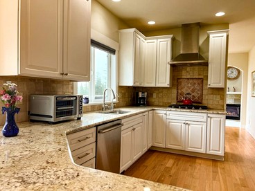 Fantastic Cottage with Stunning Lake Views and Theater Room in Washington - Bellingham, Washington - glamping.directory