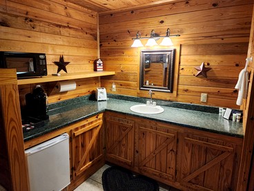 Amazing Family-Friendly Cabin Rental in Eureka Springs, Arkansas - Eureka Springs, Arkansas - glamping.directory