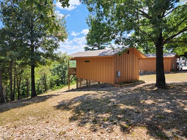 Amazing Family-Friendly Cabin Rental in Eureka Springs, Arkansas - Eureka Springs, Arkansas - glamping.directory