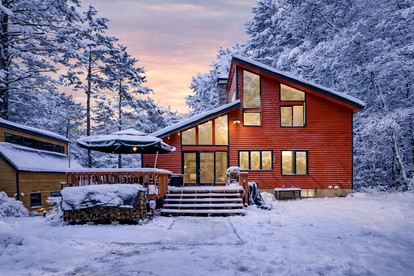 Spectacular Cabin with Retro Games and Awesome Sights in Madison, New Hampshire - Madison, New Hampshire - glamping.directory