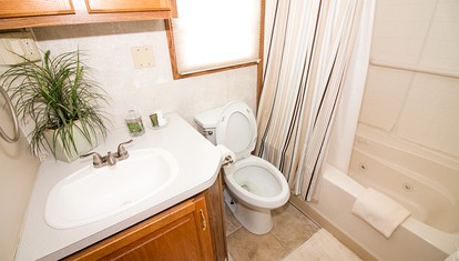 Floating Cabin Perfect for a Unique Getaway to Boston, Massachusetts - Charlestown, Massachusetts - glamping.directory