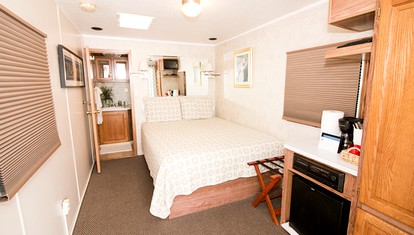 Floating Cabin Perfect for a Unique Getaway to Boston, Massachusetts - Charlestown, Massachusetts - glamping.directory