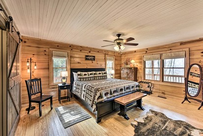 Inviting Cabin with Salt-Water Hot Tub in the Heart of the Smokies, for Glamping in North Carolina - Franklin, North Carolina - glamping.directory