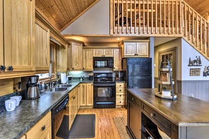Inviting Cabin with Salt-Water Hot Tub in the Heart of the Smokies, for Glamping in North Carolina - Franklin, North Carolina - glamping.directory