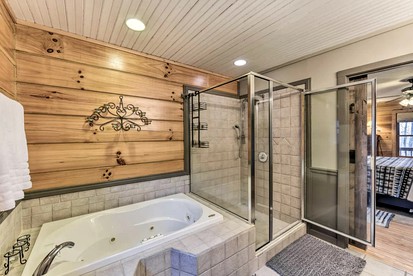 Inviting Cabin with Salt-Water Hot Tub in the Heart of the Smokies, for Glamping in North Carolina - Franklin, North Carolina - glamping.directory