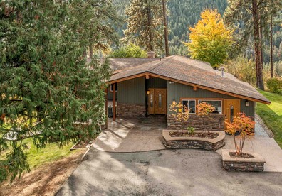 Enchanting Cabin Rental with Private Hot Tub, Heated Stone Floors, and Stunning Views near Leavenworth, Washington - Leavenworth, Washington - glamping.directory