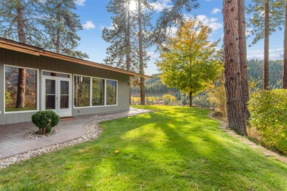 Enchanting Cabin Rental with Private Hot Tub, Heated Stone Floors, and Stunning Views near Leavenworth, Washington - Leavenworth, Washington - glamping.directory