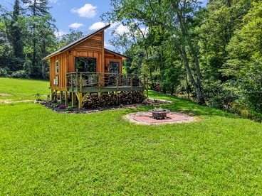 Cozy Tiny Cabin by the Creek for a Unique Pet-Friendly Getaway in Hillsville, Virginia - Hillsville, Virginia - glamping.directory