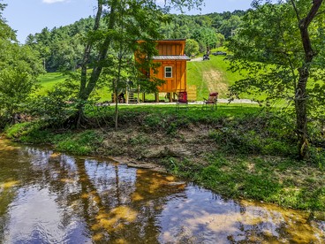 Cozy Tiny Cabin by the Creek for a Unique Pet-Friendly Getaway in Hillsville, Virginia - Hillsville, Virginia - glamping.directory