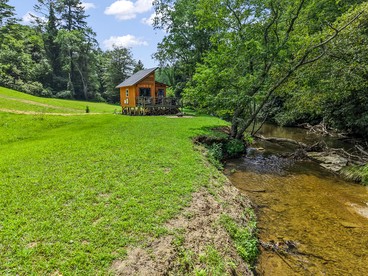 Cozy Tiny Cabin by the Creek for a Unique Pet-Friendly Getaway in Hillsville, Virginia - Hillsville, Virginia - glamping.directory