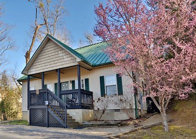 Cozy Dog-Friendly Cabin Rental Located near Pigeon Forge, Tennessee - glamping.directory