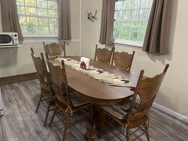 Two Bedroom Cabin with WiFi and Shared Outdoor Pool in Branson, Missouri - Branson, Missouri - glamping.directory