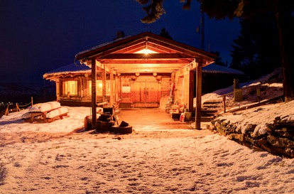 Unique, Spacious Log Cabin Rental near Bitterroot National Forest in Montana - Hamilton, Montana - glamping.directory