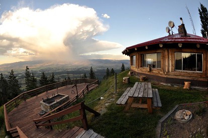 Unique, Spacious Log Cabin Rental near Bitterroot National Forest in Montana - Hamilton, Montana - glamping.directory