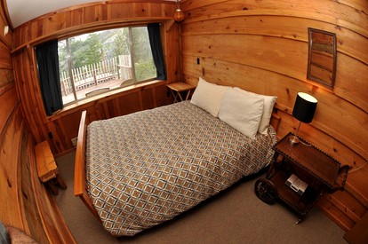 Unique, Spacious Log Cabin Rental near Bitterroot National Forest in Montana - Hamilton, Montana - glamping.directory