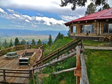Unique, Spacious Log Cabin Rental near Bitterroot National Forest in Montana - glamping.directory