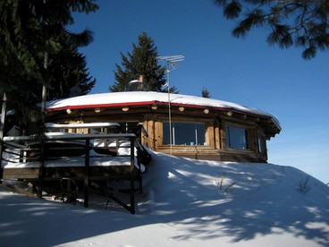 Unique, Spacious Log Cabin Rental near Bitterroot National Forest in Montana - Hamilton, Montana - glamping.directory