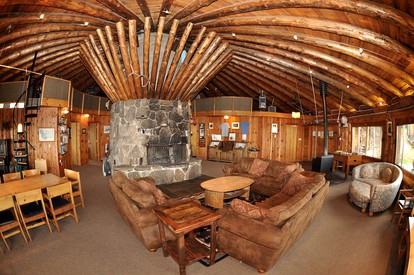Unique, Spacious Log Cabin Rental near Bitterroot National Forest in Montana - Hamilton, Montana - glamping.directory
