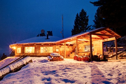 Unique, Spacious Log Cabin Rental near Bitterroot National Forest in Montana - Hamilton, Montana - glamping.directory